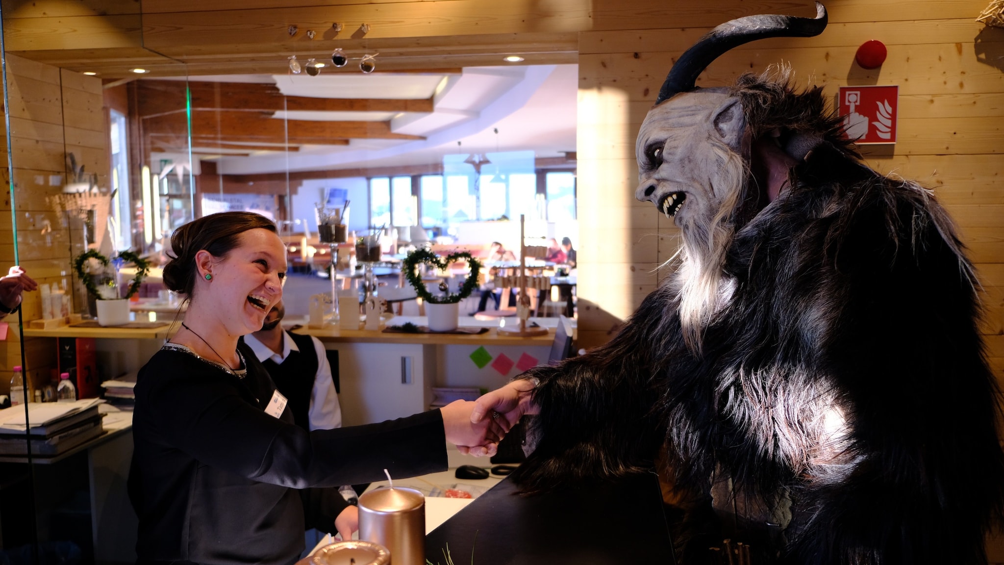 Un krampus che si aggira in un negozio in Trentino Alto Adige