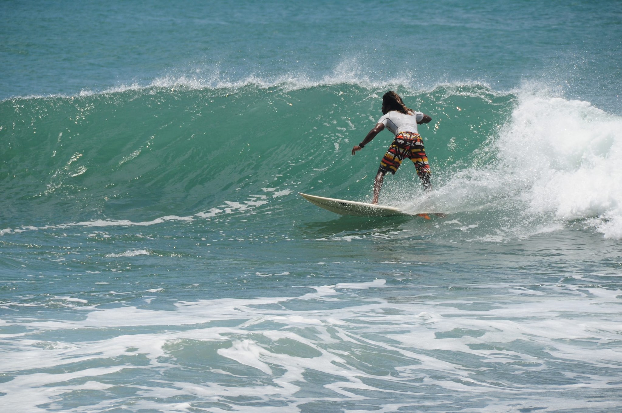 Un surfista a Arugam Bay, Sri Lanka