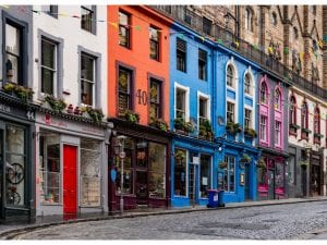 Victoria-Street-a-Edimburgo-la-via-che-ha-ispirato-Diagon-Alley-300x225.jpg