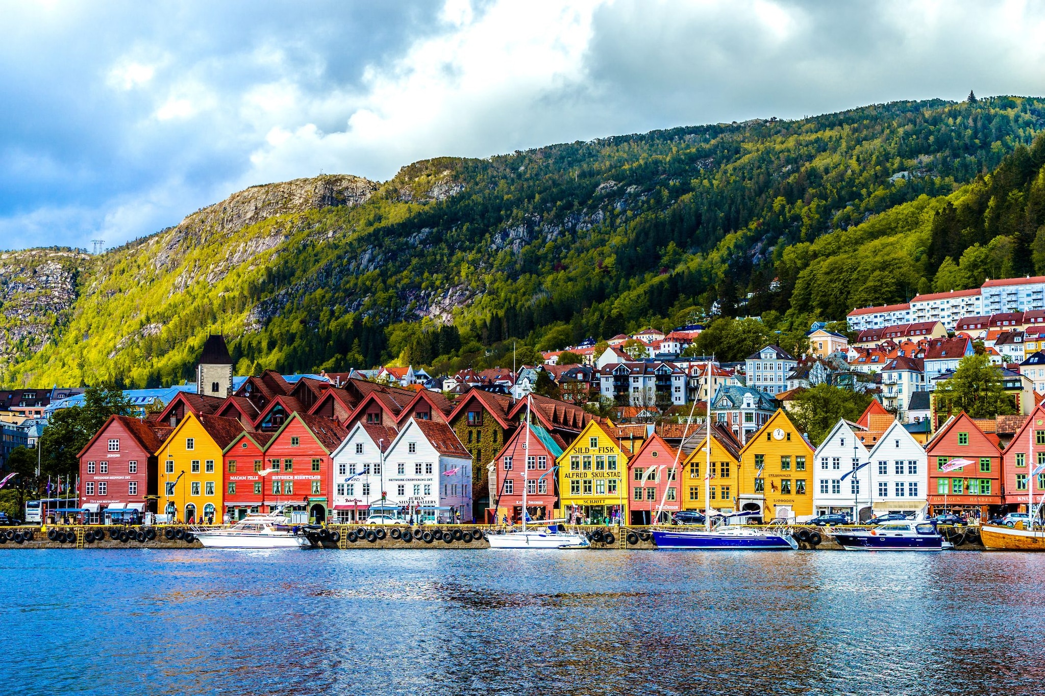 Vista degli edifici storici nel molo di Bryggen– Hanseatic a Bergen, Norvegia