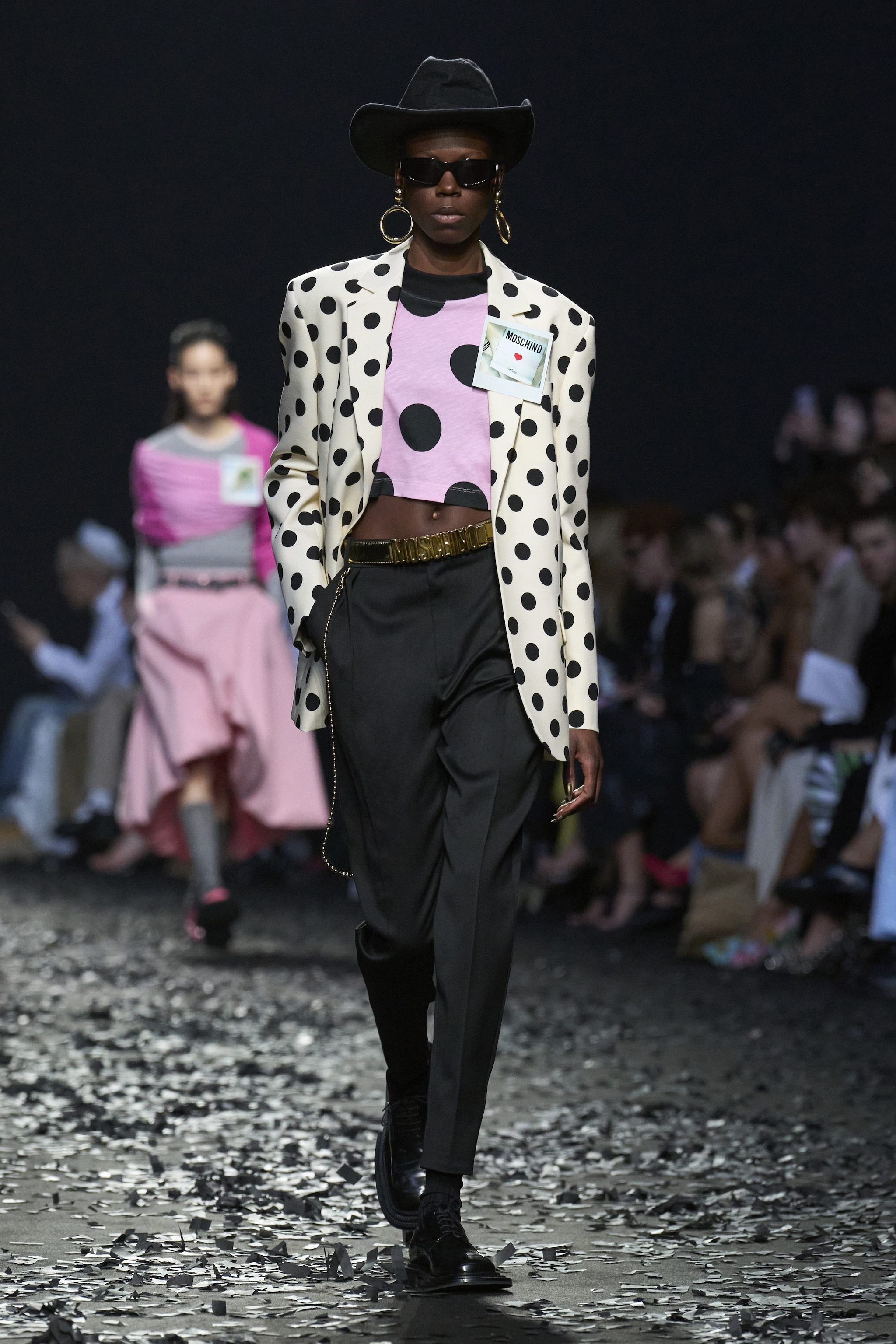 La stessa fantasia in versione mini e macro nel look di Moschino