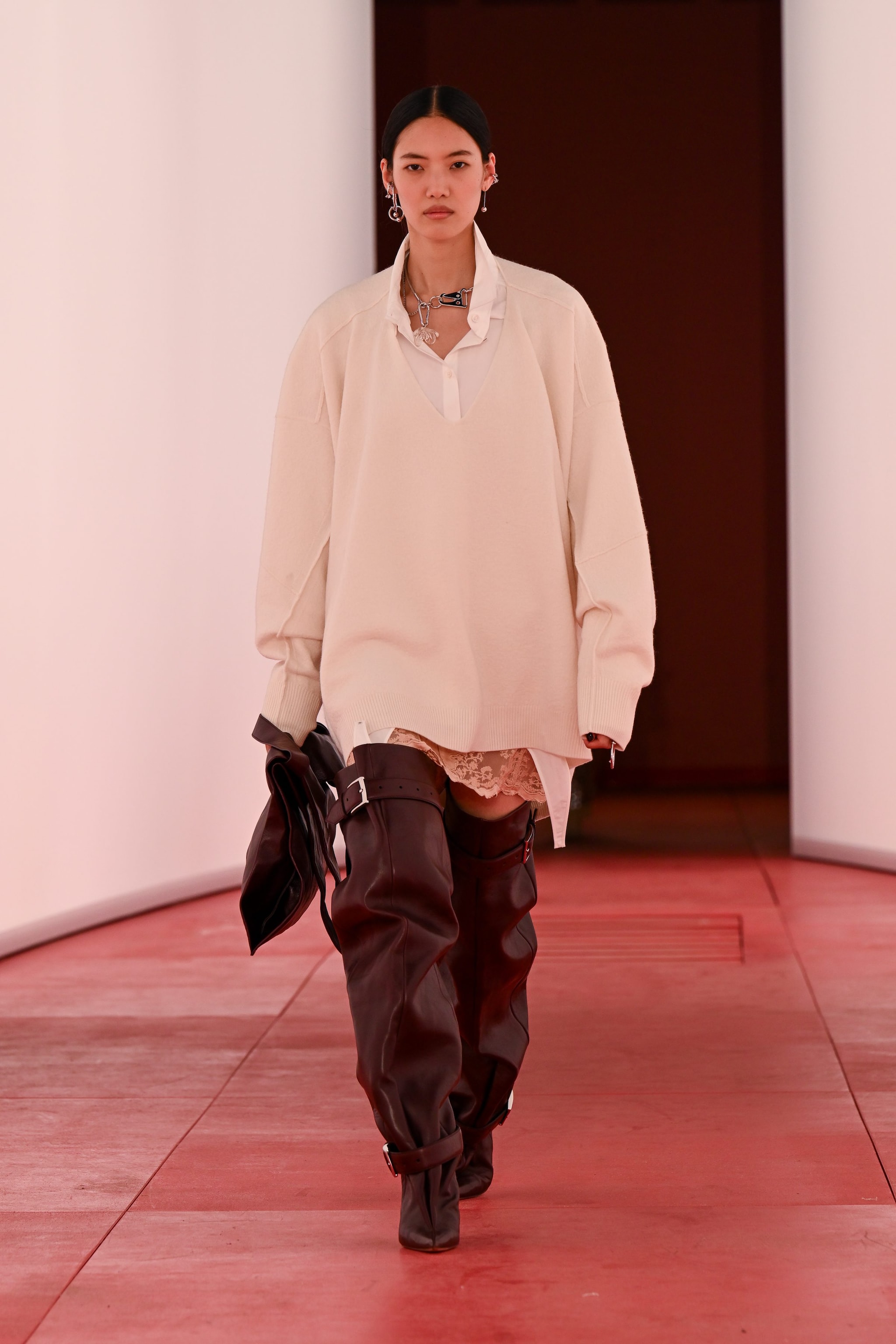 Il maxipull indossato con cuissardes di H&M Studio