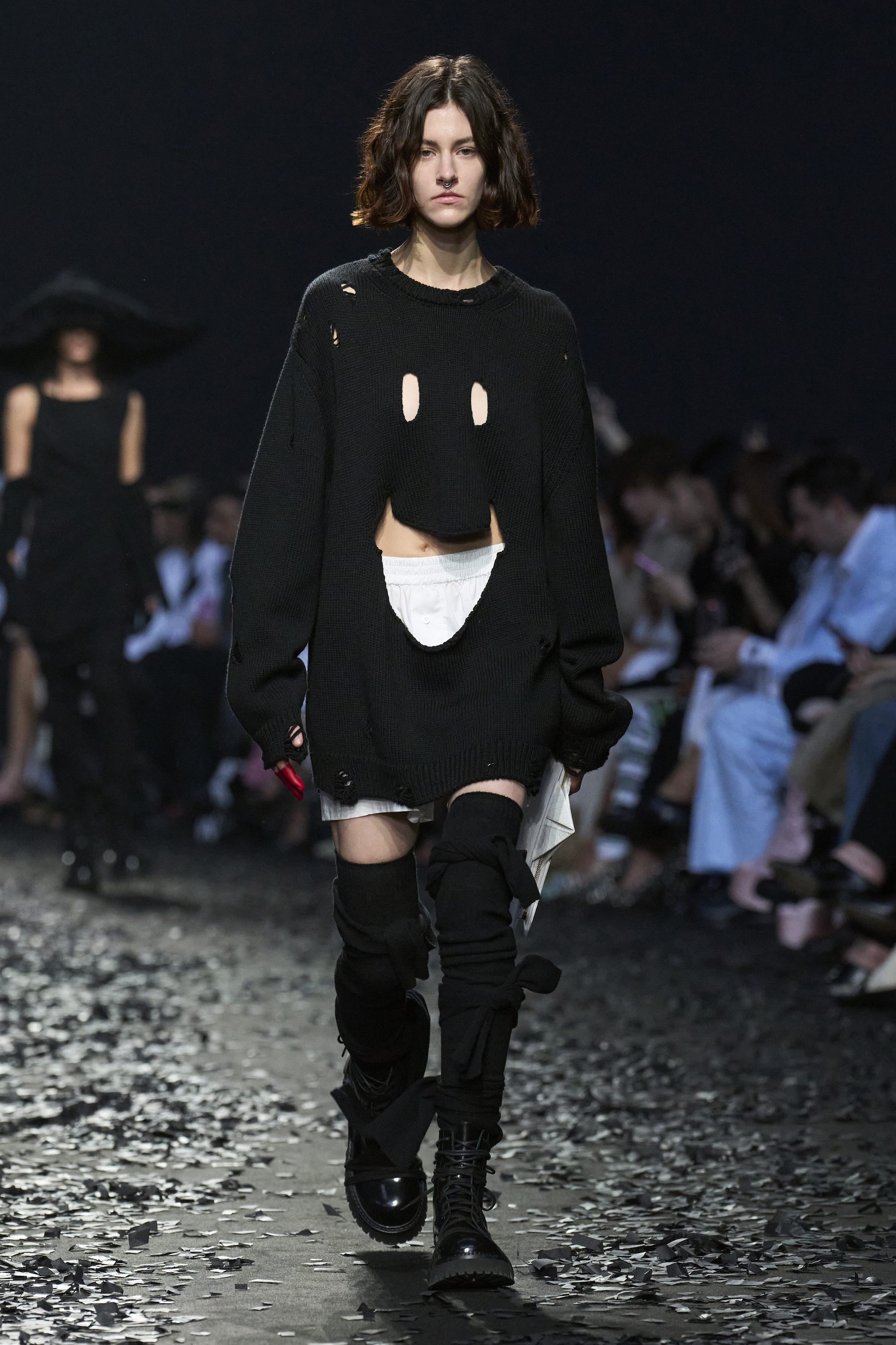 Il pull oversize indossato come abito di Moschino