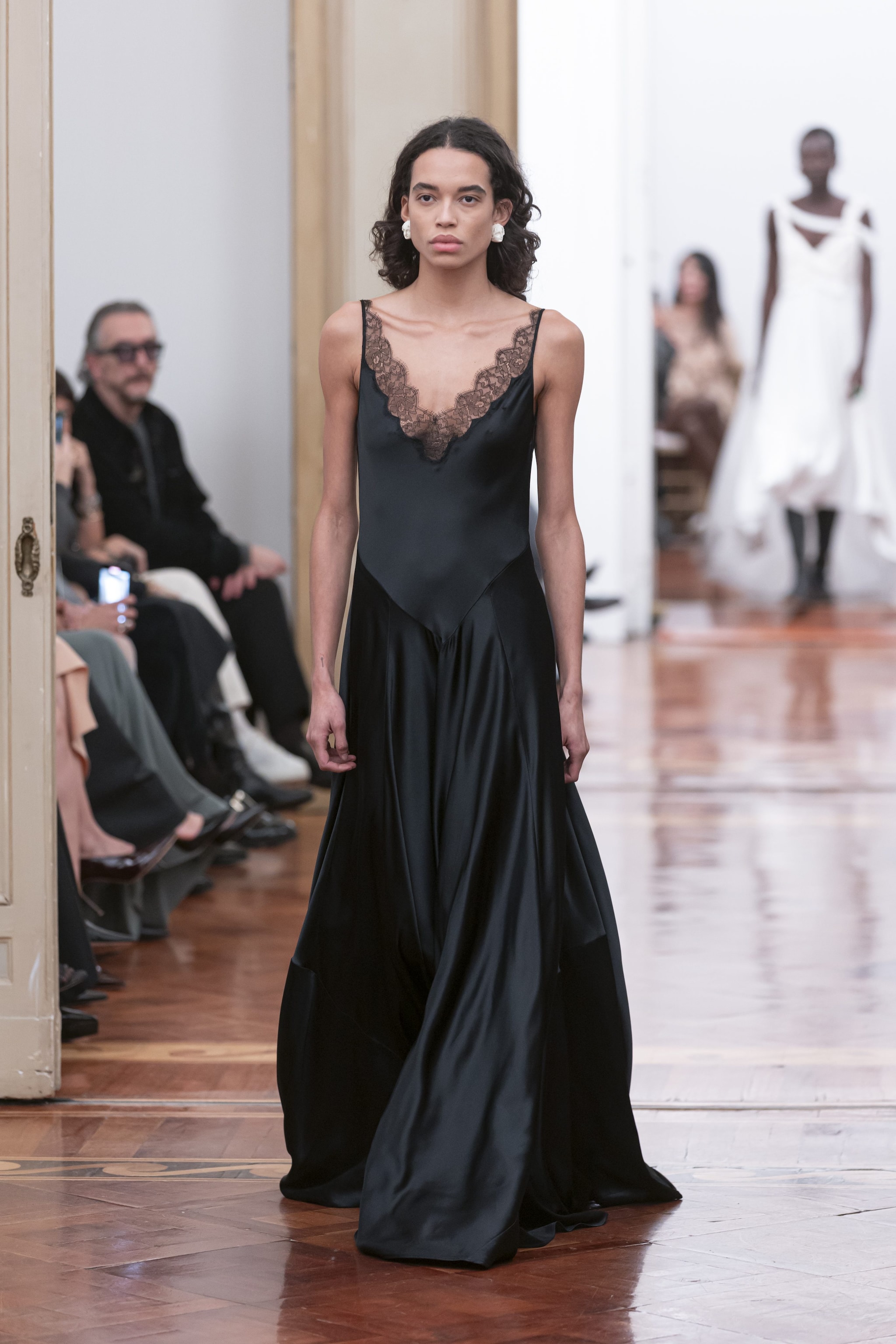 L’abito in seta total black di Alberta Ferretti