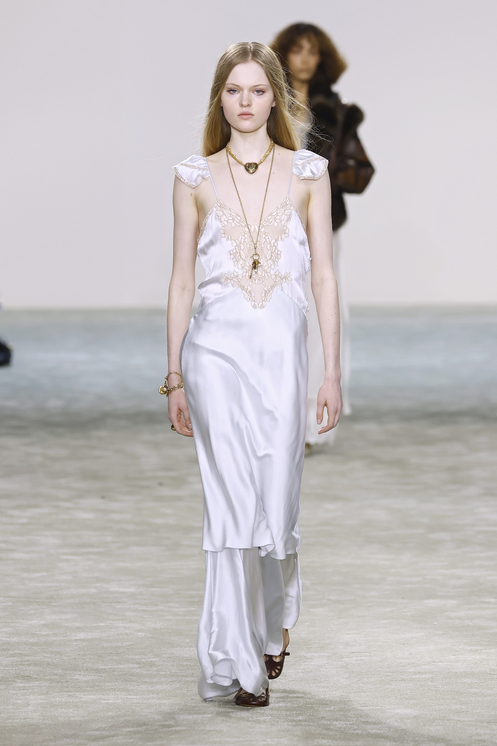 Lo slipdress in seta color ghiaccio di Chloé