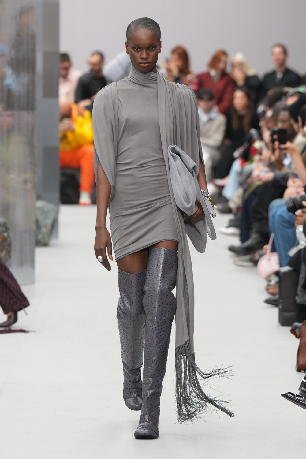 L’abito sciarpa con drappeggi di Acne Studios