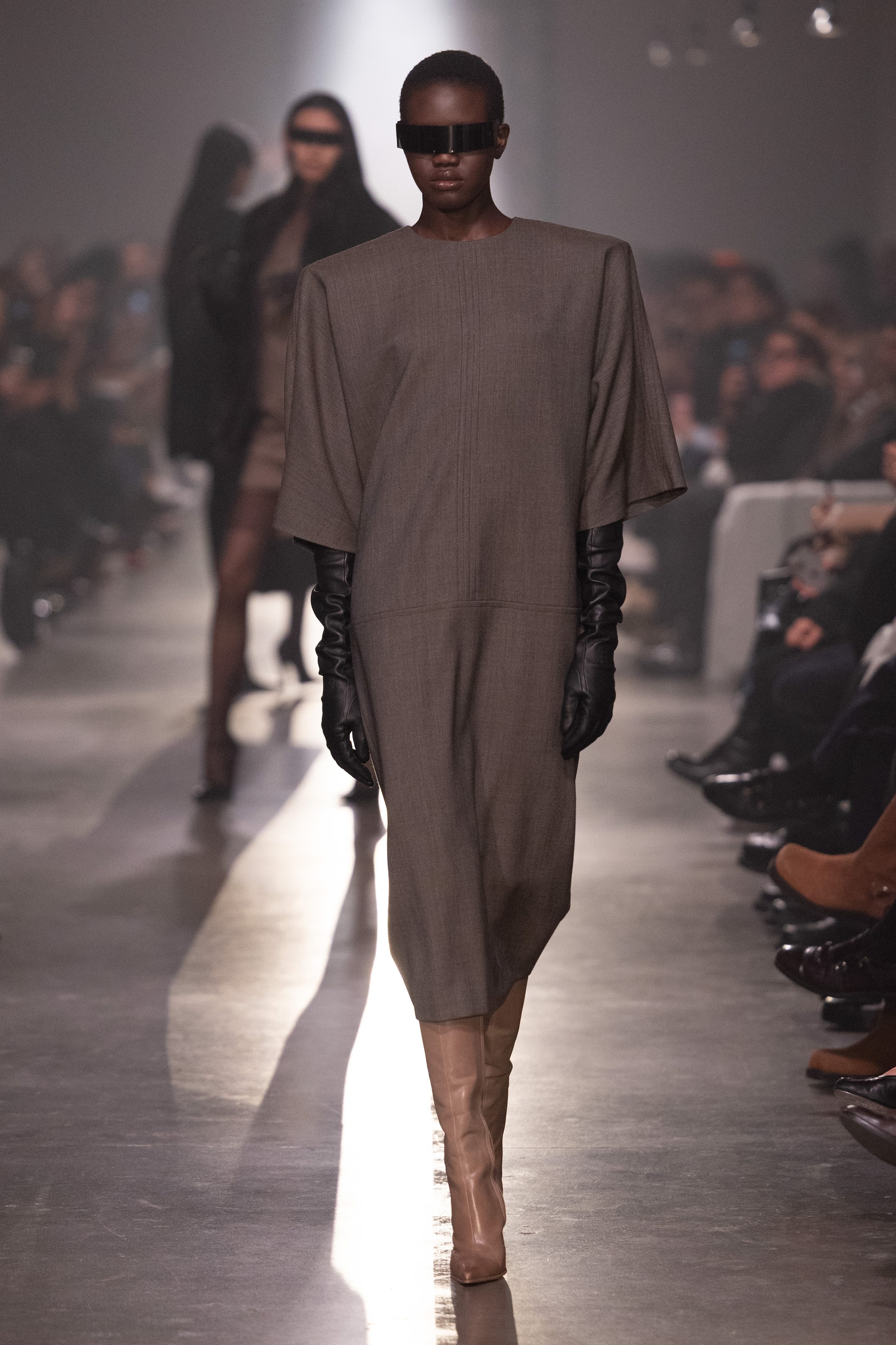 Le spalle imponenti sul vestito firmato MM6 Maison Margiela