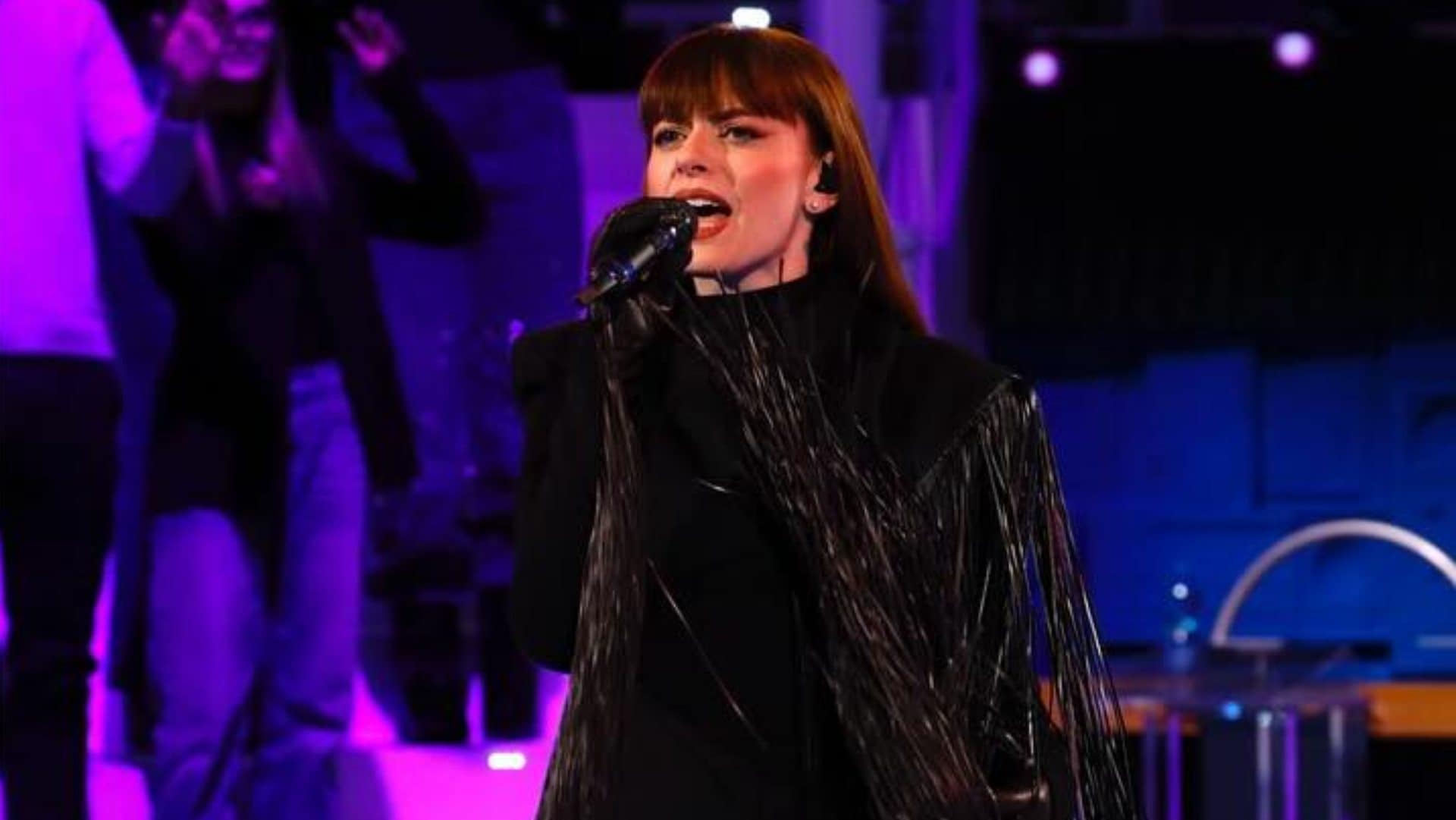 Annalisa torna ad Amici: il look nero tempestato di frange vale oltre mille euro