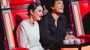 Arisa torna a The Voice Senior: debutta in bianco ma con le scarpe pitonate (e gioiello)
