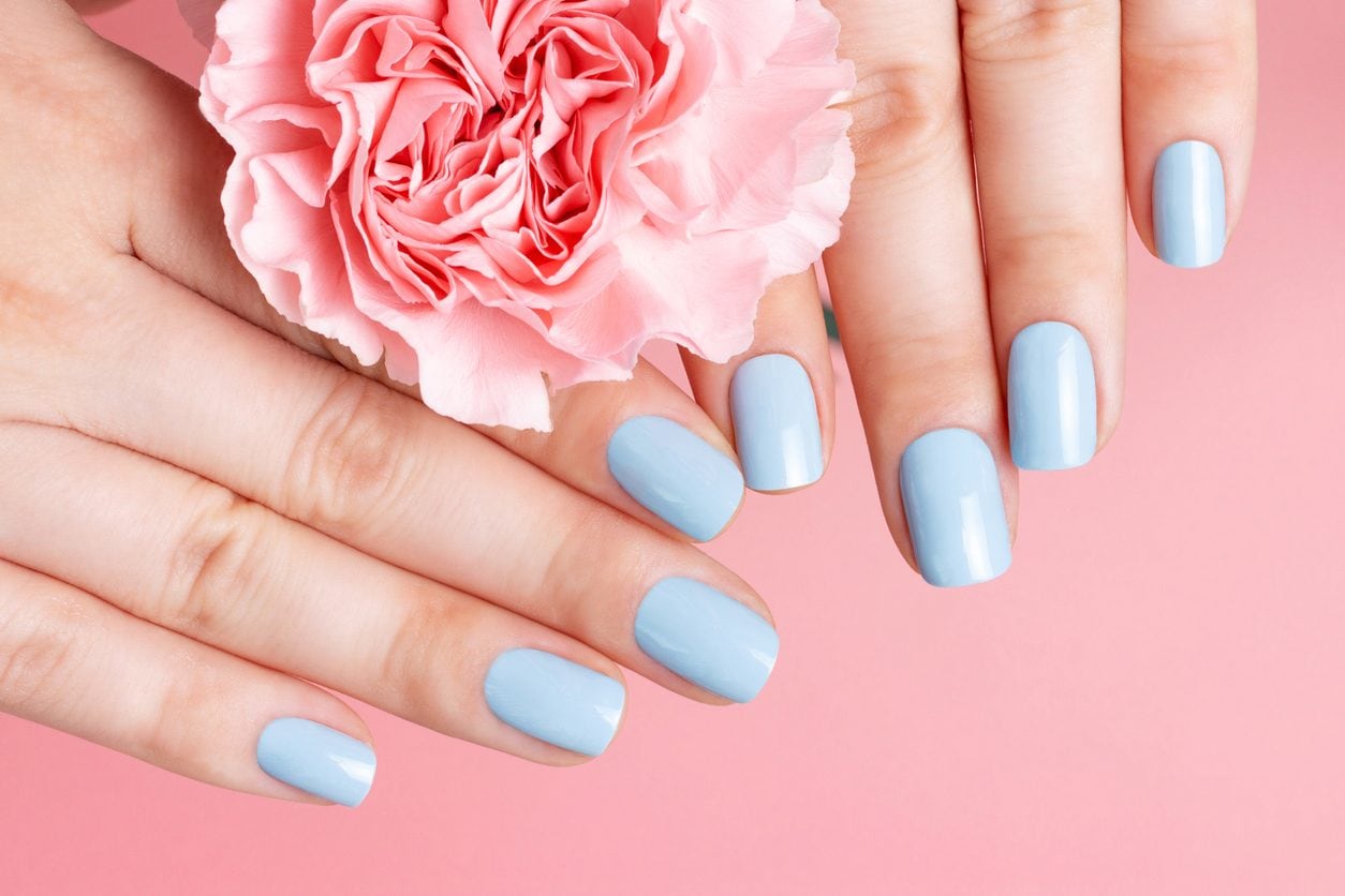 Manicure baby blue