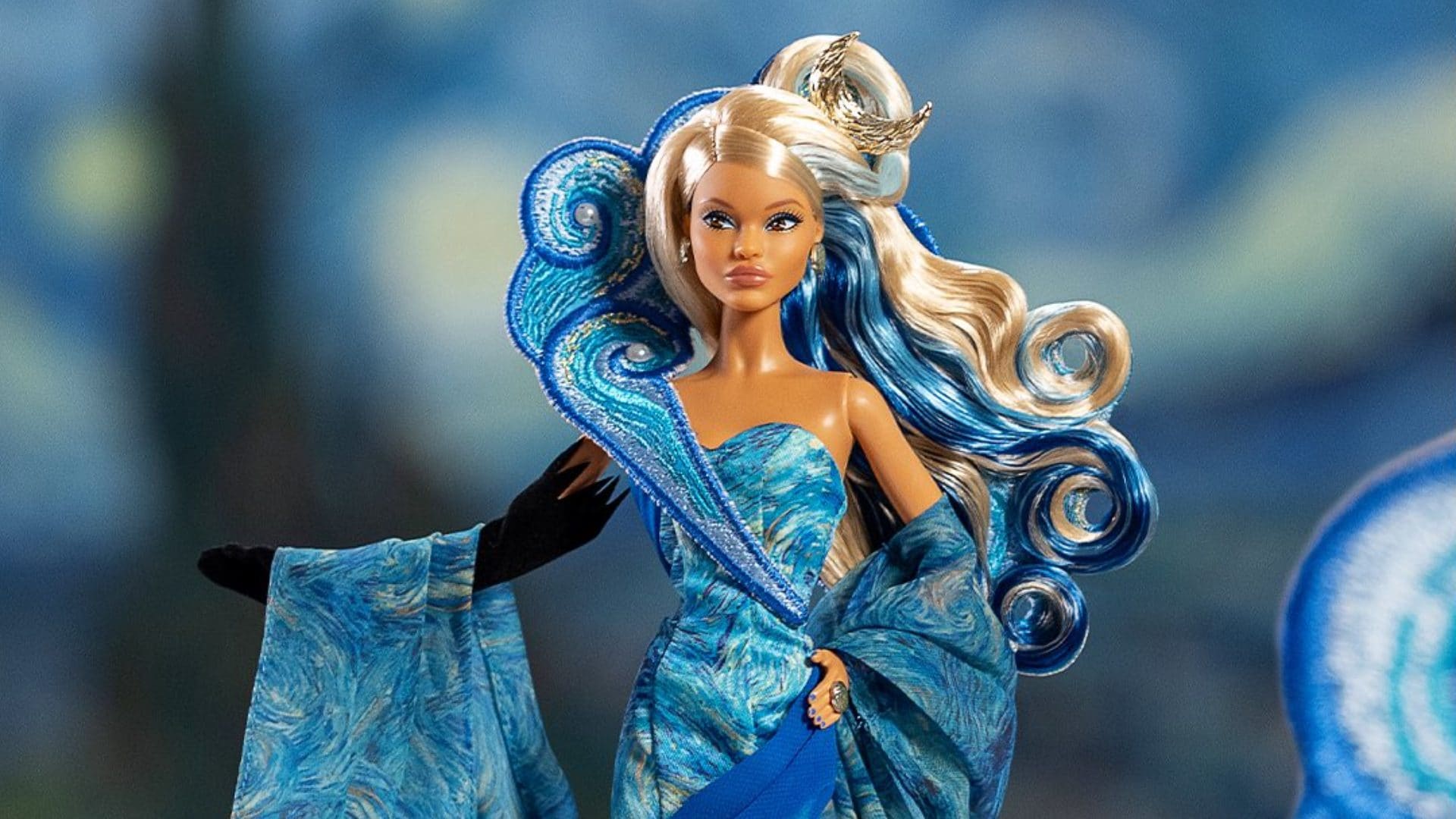 Quanto costa la Barbie ispirata a Notte Stellata di Van Gogh: dal guanto ai tacchi, i simboli nascosti
