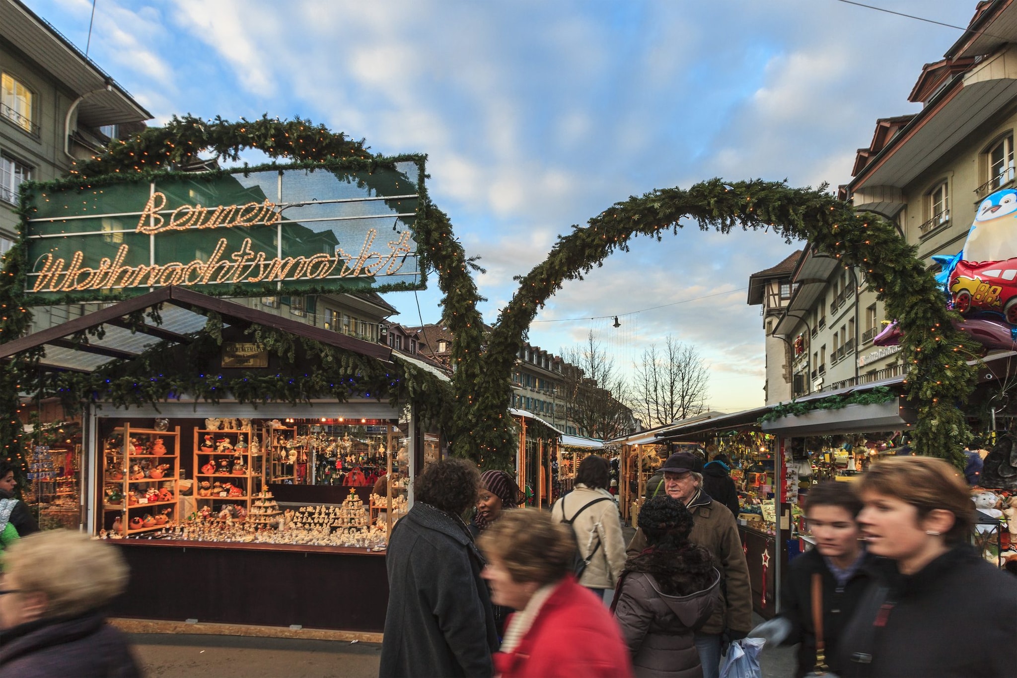A bordo del Trenino Verde delle Alpi che porta ai mercatini di Natale: itinerario e prezzi