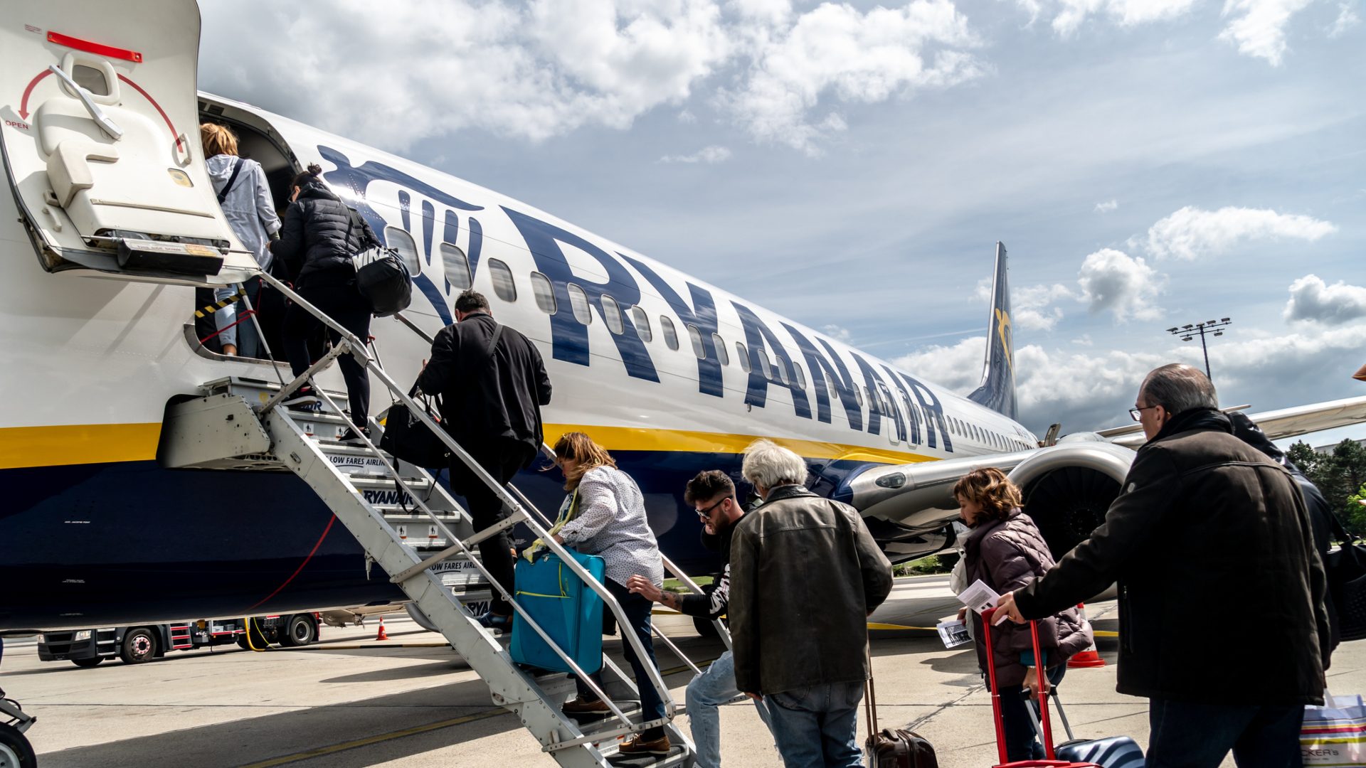 Ryanair, da oggi entrano in vigore nuove regole per il check-in: cosa cambia su carta d'imbarco e multe