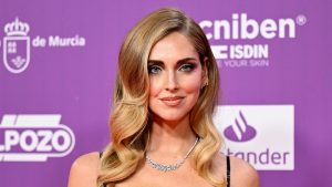 Chiara Ferragni diva in total black: chi ha firmato e quanto costa l'abito cut-out