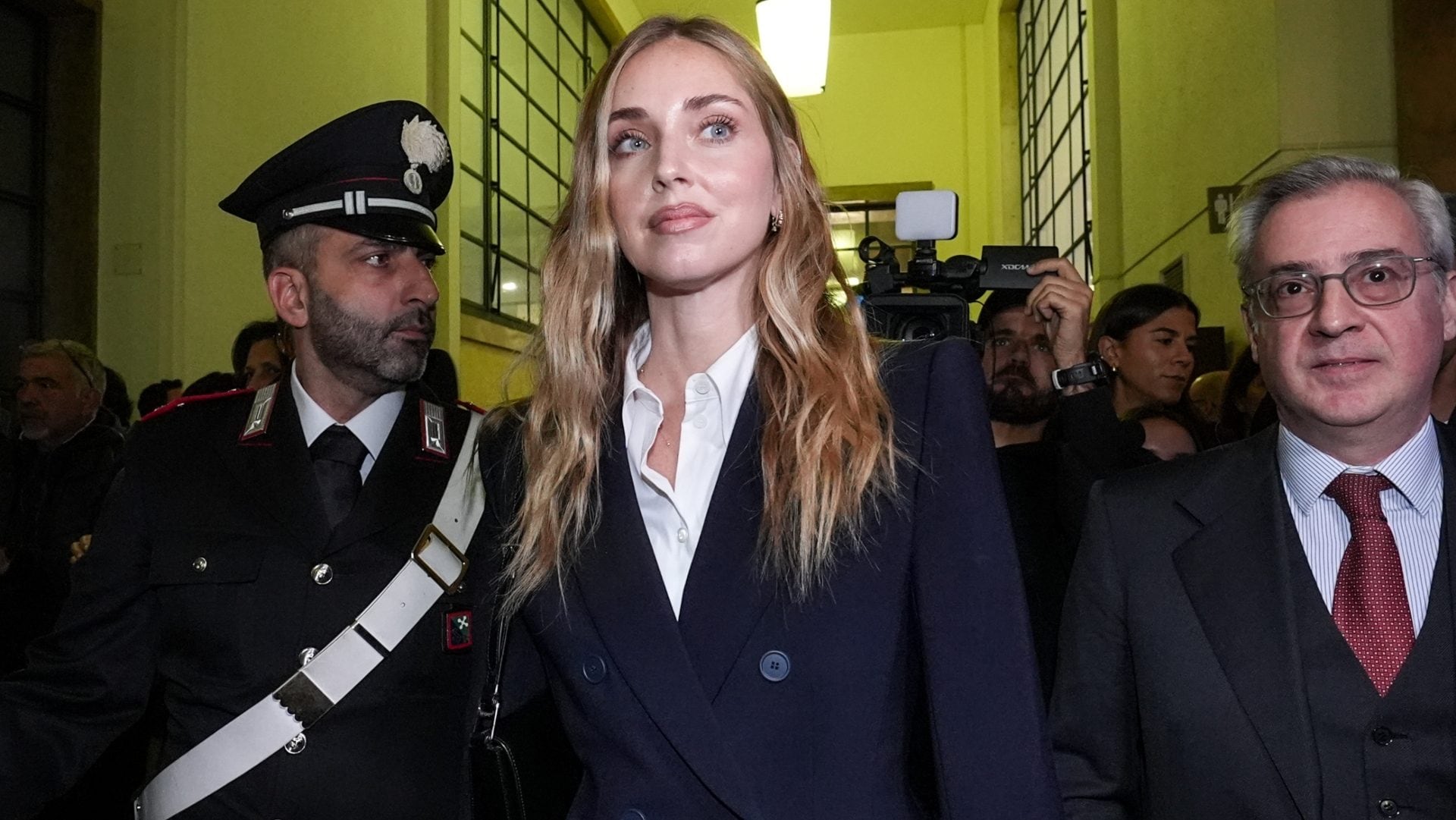 Chiara Ferragni in tribunale per il pandoro gate: perché ha indossato un power suit nero (riciclato)