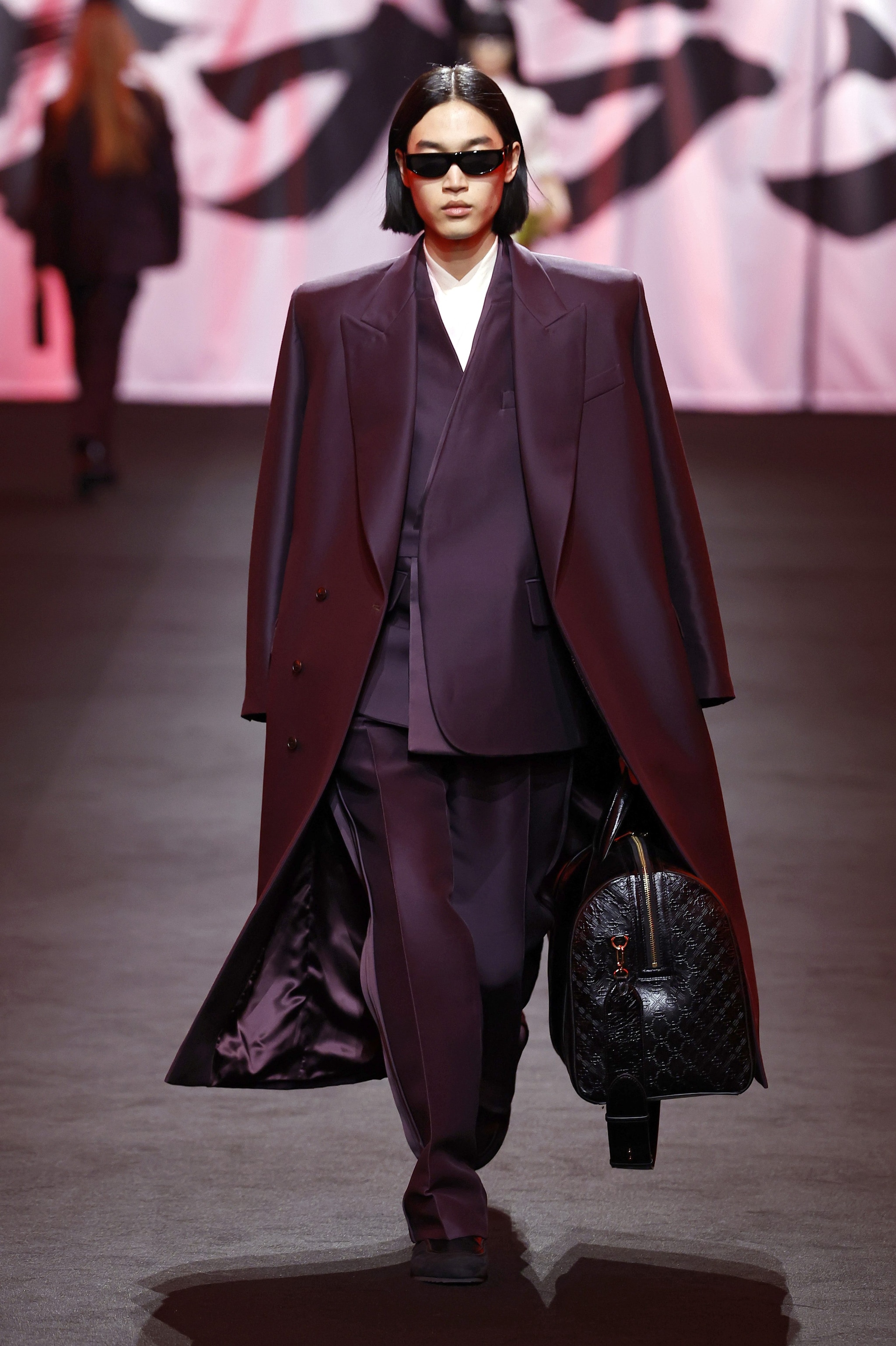 Cappotto e completo viola Casablanca