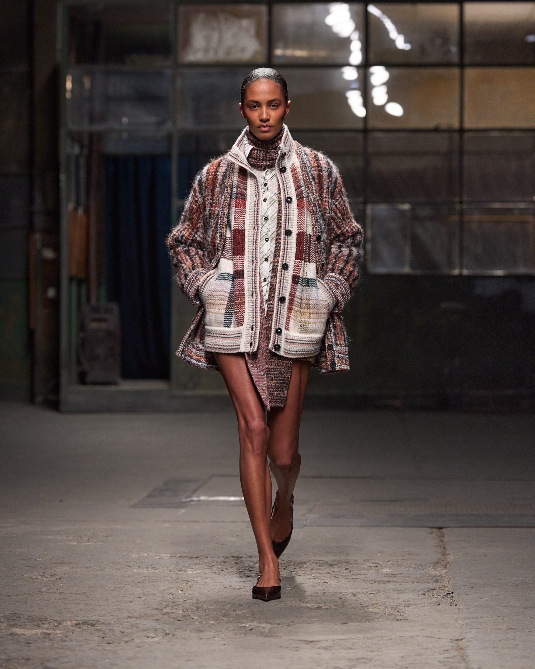 Maxi cardigan indossato su un maglione Missoni