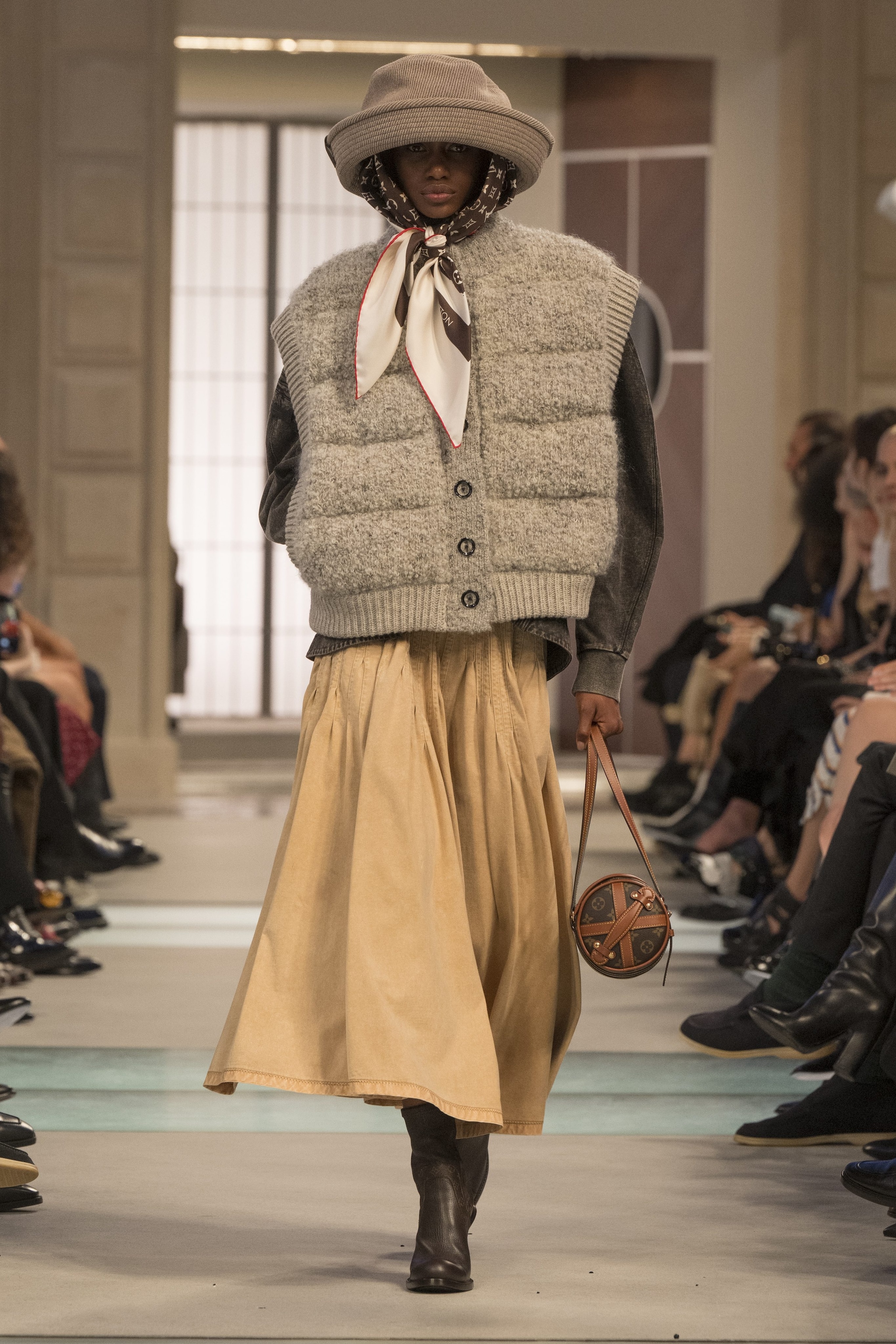 Maxi gilet abbinato a gonna a ruota Louis Vuitton