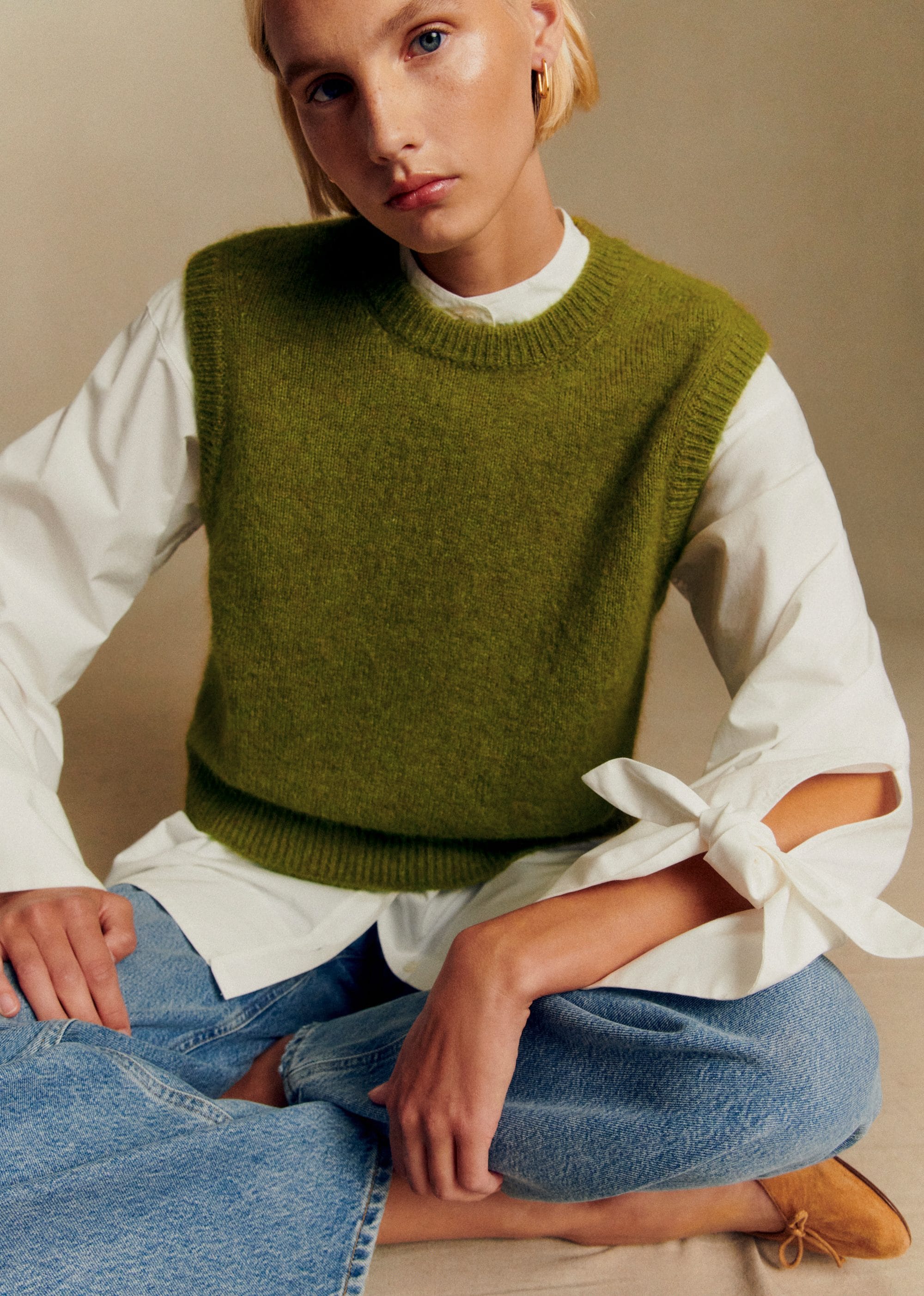 Pull smanicato abbinato a camicia over Sèzane