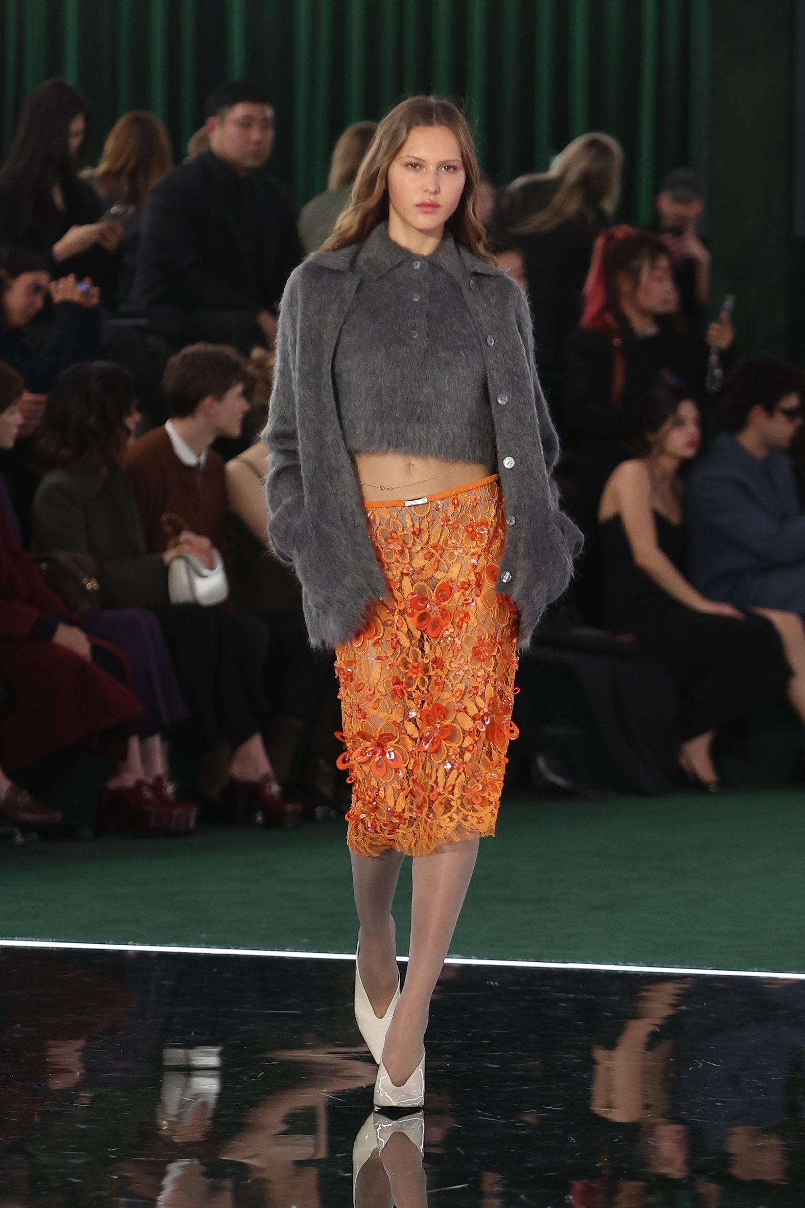 Cardigan oversize indossato su polo in lana Gucci