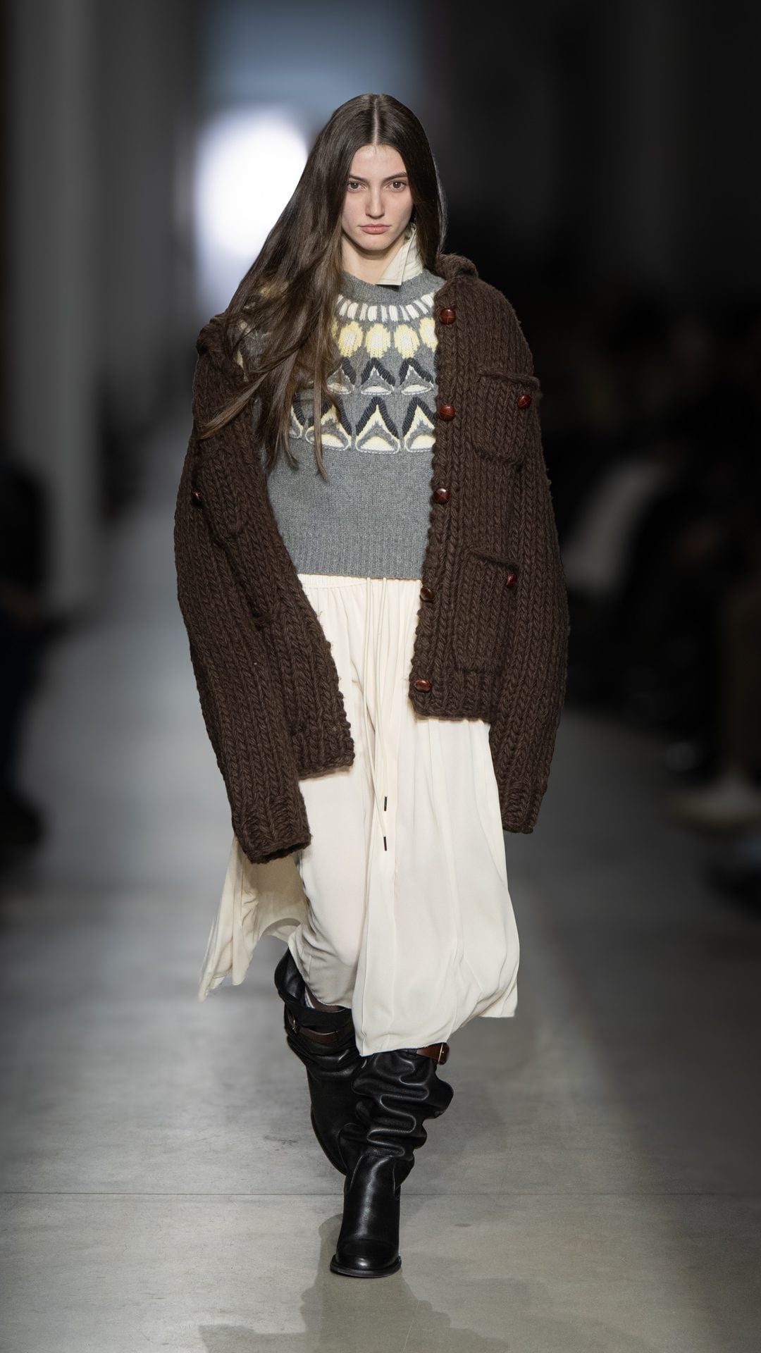 Maxi cardigan indossato su un maglione Onitsuka Tiger