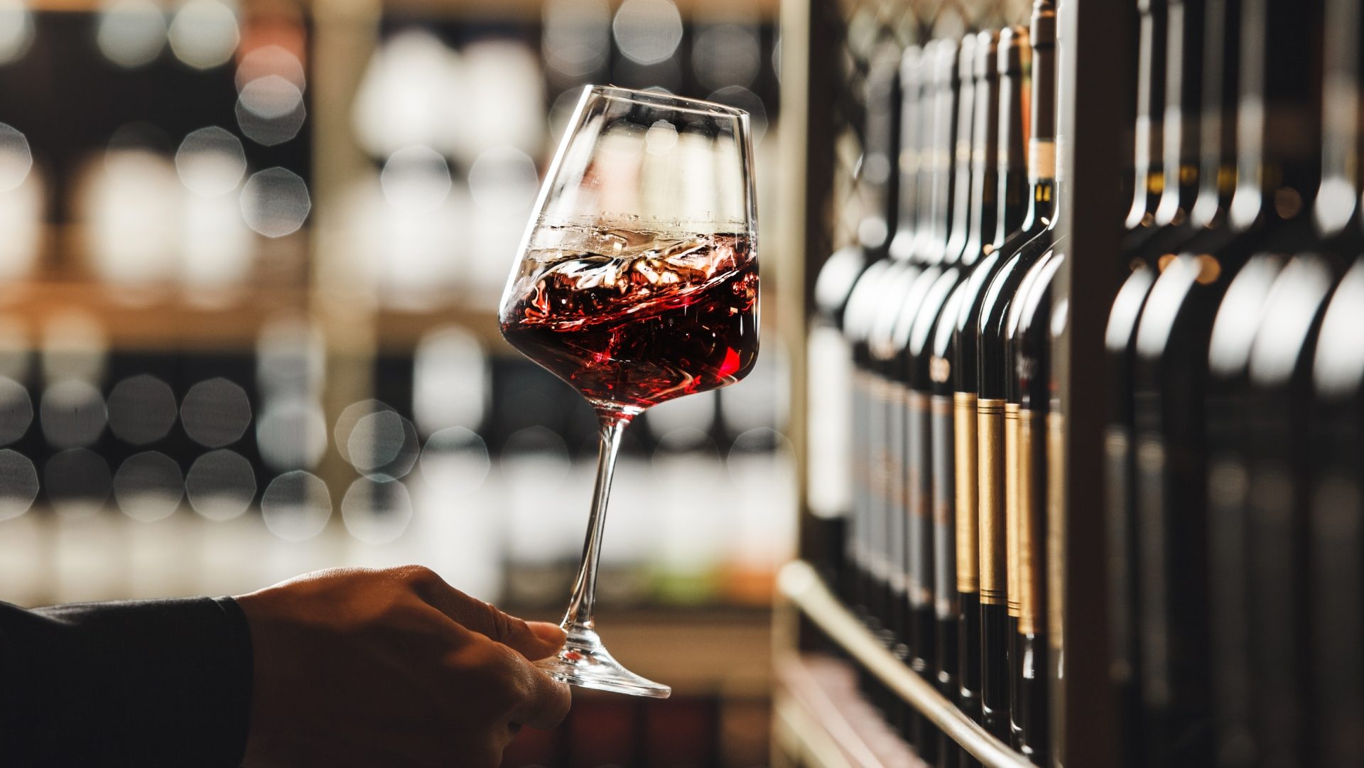 È il momento dell’enoturismo e delle degustazioni: qual è il segreto per riconoscere un buon vino