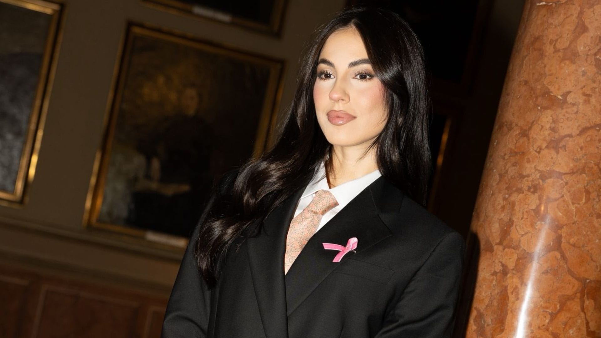 Giulia De Lellis con tailleur over e cravatta: il look back to work dopo la nascita di Priscilla