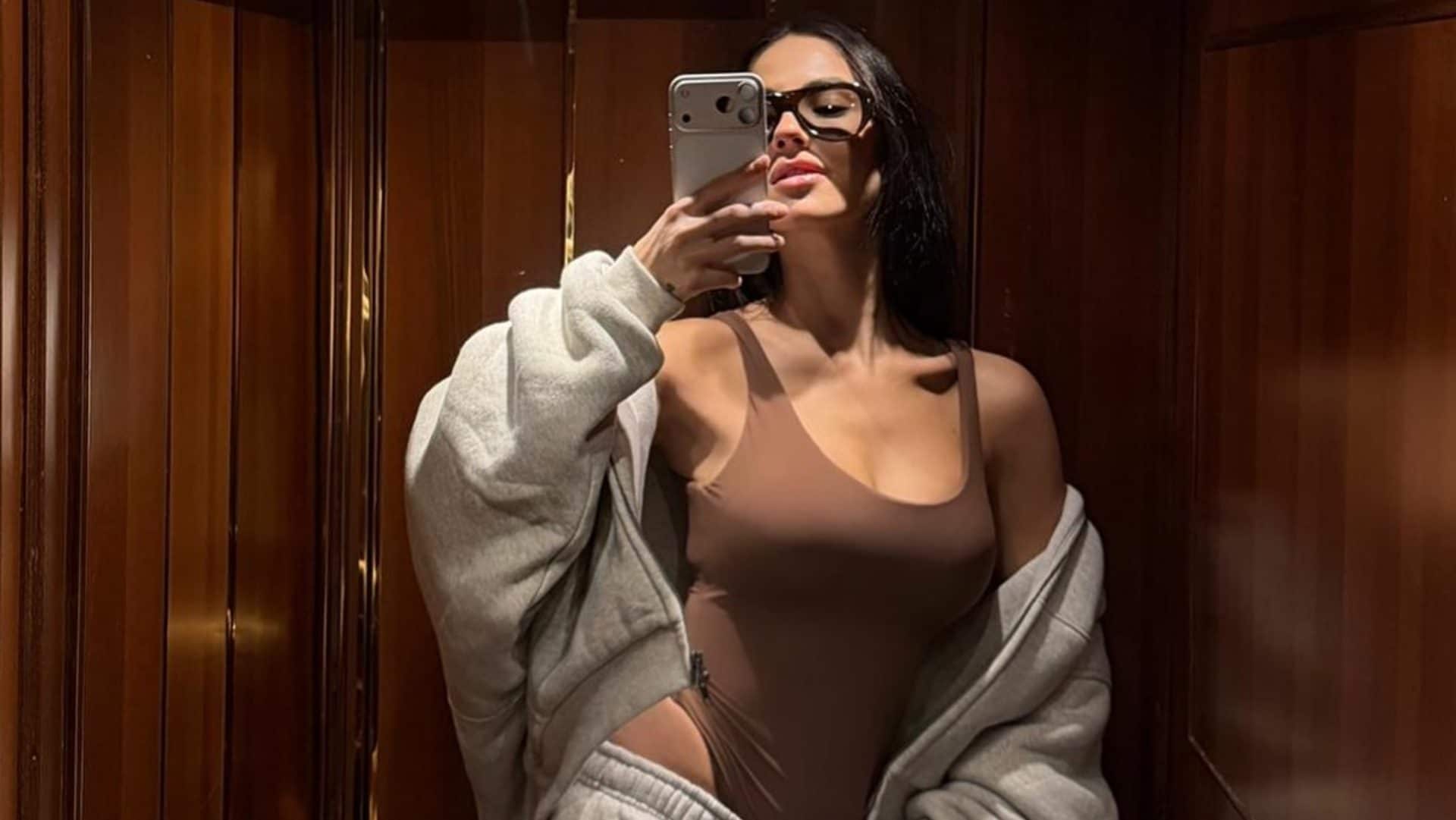 Lo stile da neomamma di Giulia De Lellis: solo tute over e stivali di pelliccia con perline