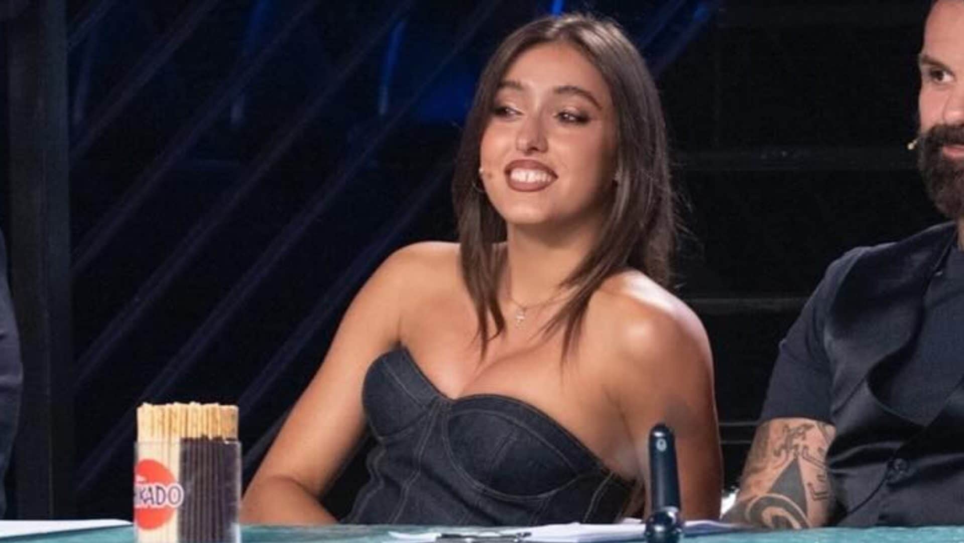 Chi ha firmato e quanto costa l’abito di jeans di Giulia Stabile a Tu Sì Que Vales