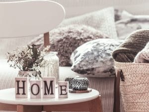 Gli accessori da evitare quando si arreda casa, l&#8217;interior designer: &#8220;No a piante finte e scritte Home&#8221;