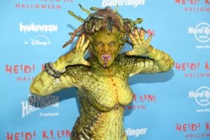 Heidi Klum, il costume da Medusa per Halloween le impedisce di andare in bagno