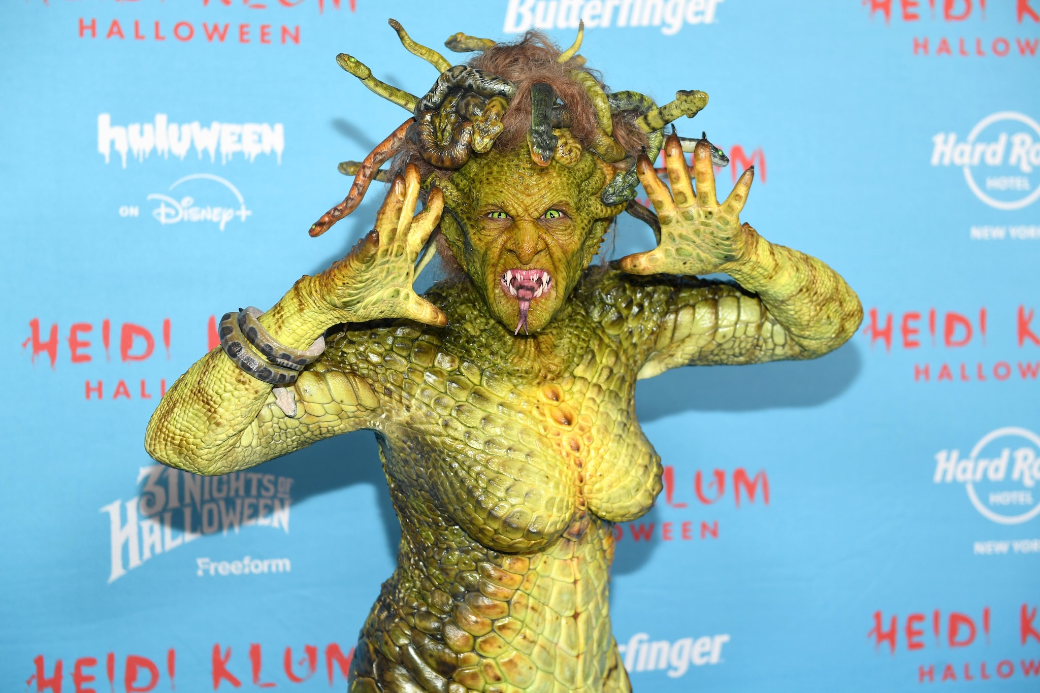Heidi Klum, il costume da Medusa per Halloween 2025 le impedisce di andare in bagno: sotto ha un pannolino