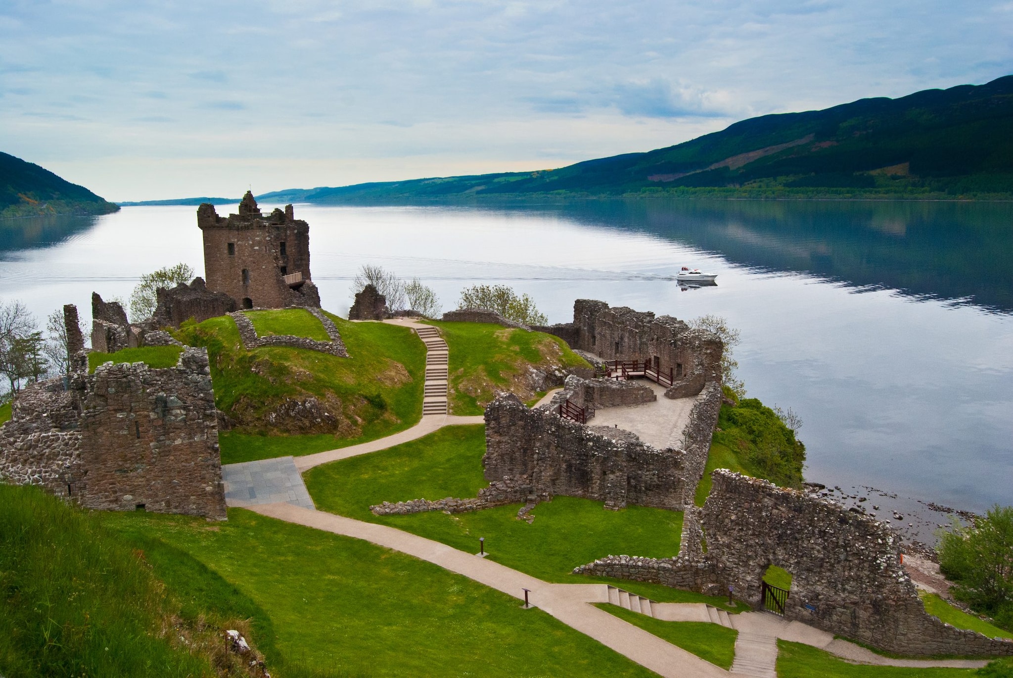 Castello di Urquhart e lago di Loch Ness