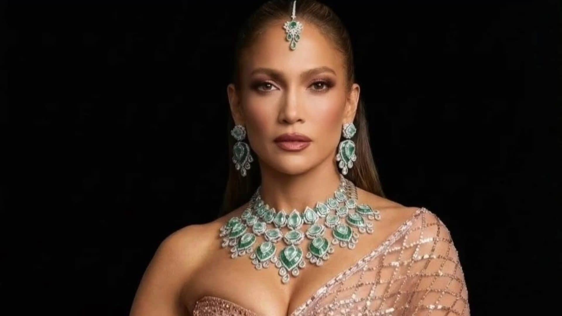 Jennifer Lopez coperta di cristalli rosa e smeraldi: cosa ha indossato per cantare al matrimonio indiano