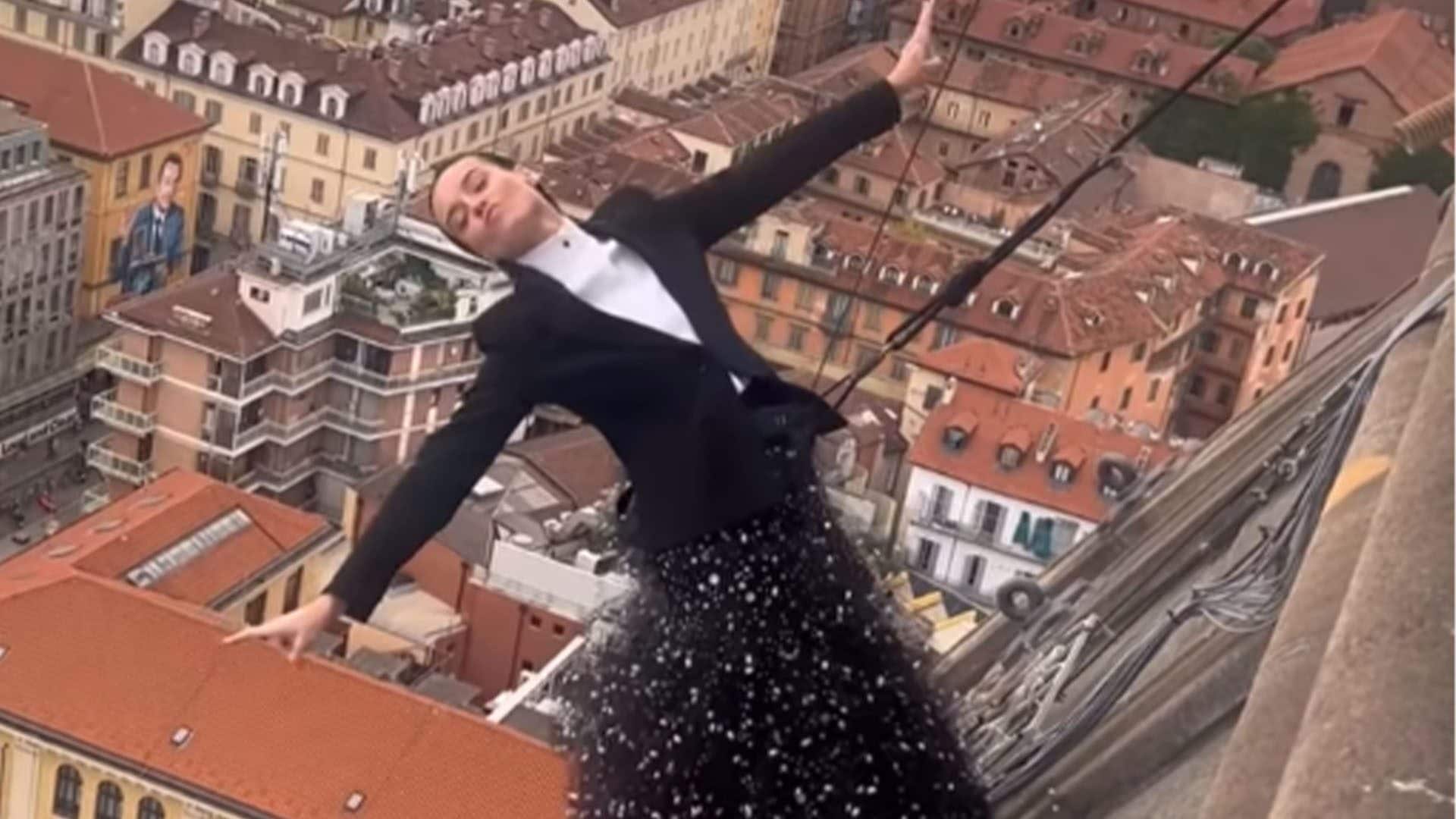 Perché Kasia Smutniak è in cima alla Mole Antonelliana con imbragatura e abito da sera