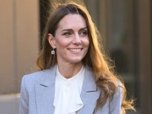 kate-middleton-camicia-balze-omaggio-lady-diana-300x225.jpg