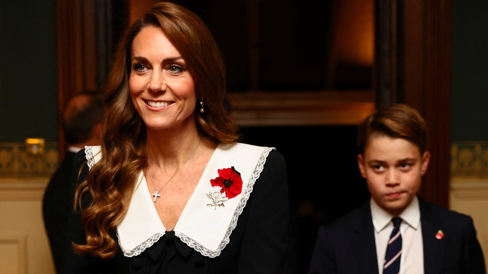 Perché Kate Middleton indossa un papavero rosso sangue: la storia e il significato della spilla