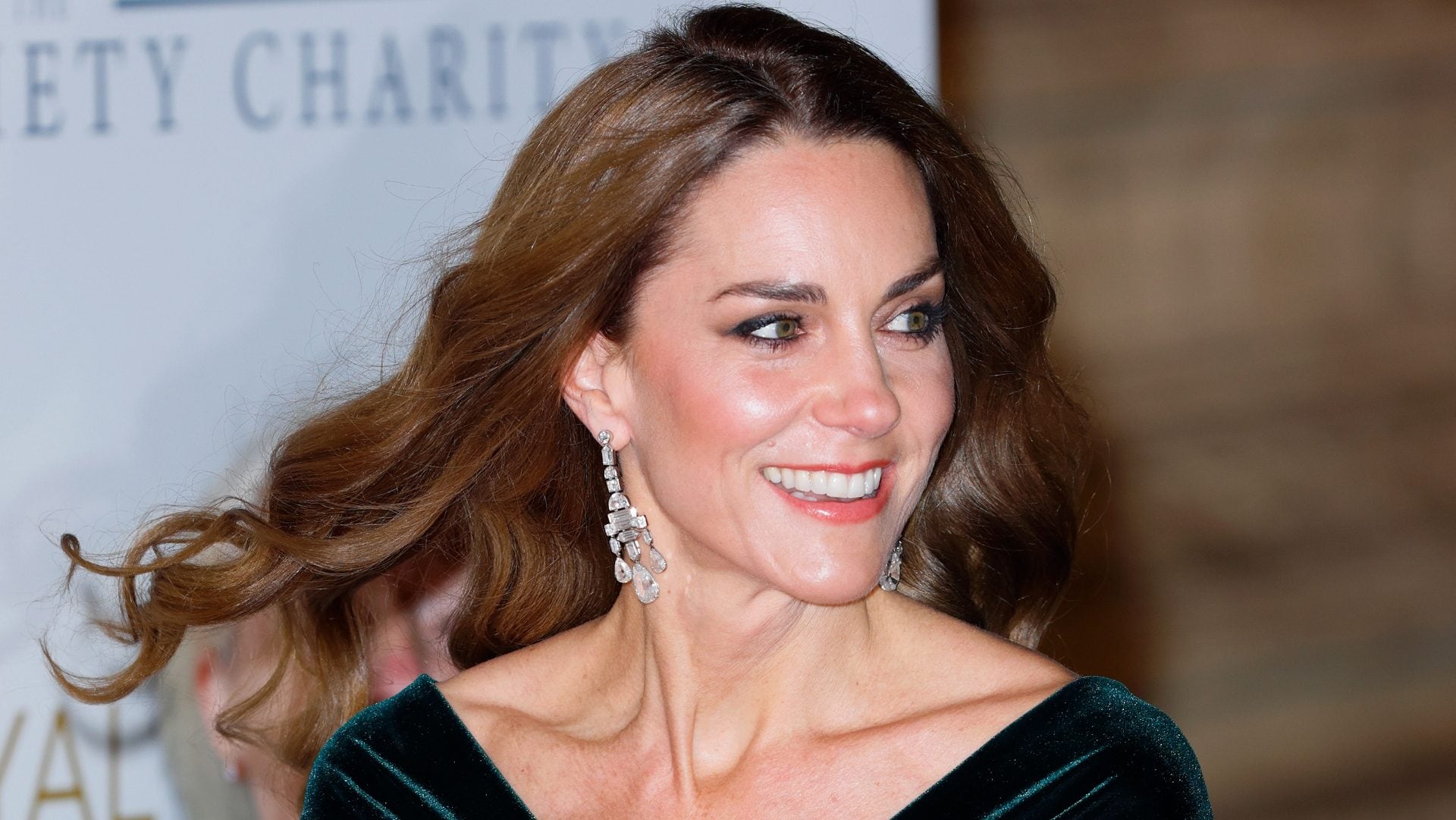 Kate Middleton anticipa l'inverno con l'abito di velluto (e ricorda Elisabetta II con i suoi diamanti)