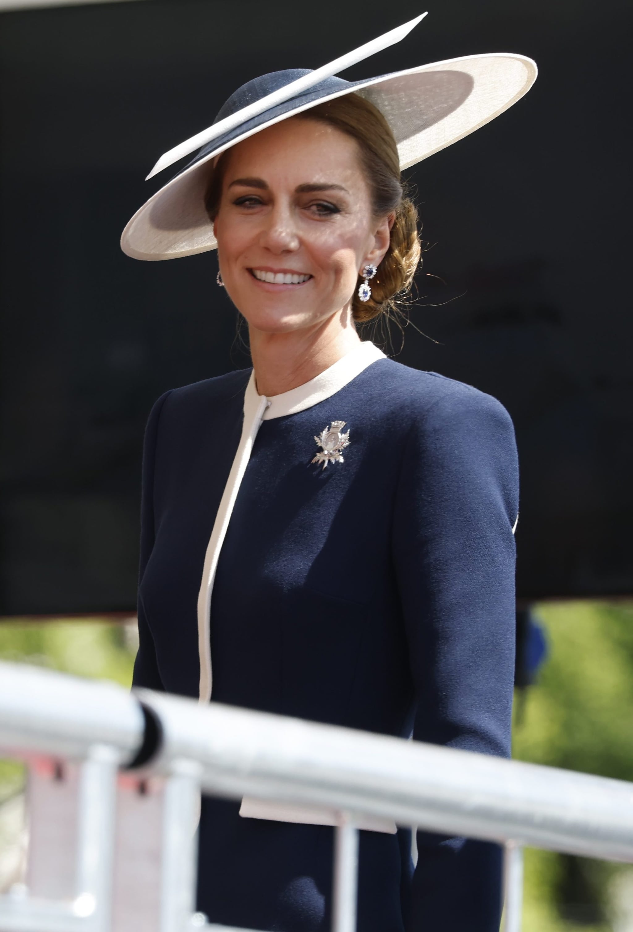 Kate Middelton alla cerimonia per la HMS Glasgow con la spilla d’argento