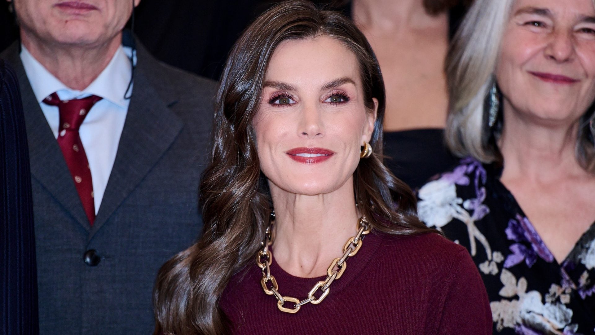 Letizia di Spagna anticipa il Natale: la sua gonna di paillettes è il capo must delle feste