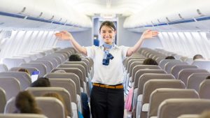 Il linguaggio "segreto" di hostess e steward: quali sono i gesti a bordo per comunicare
