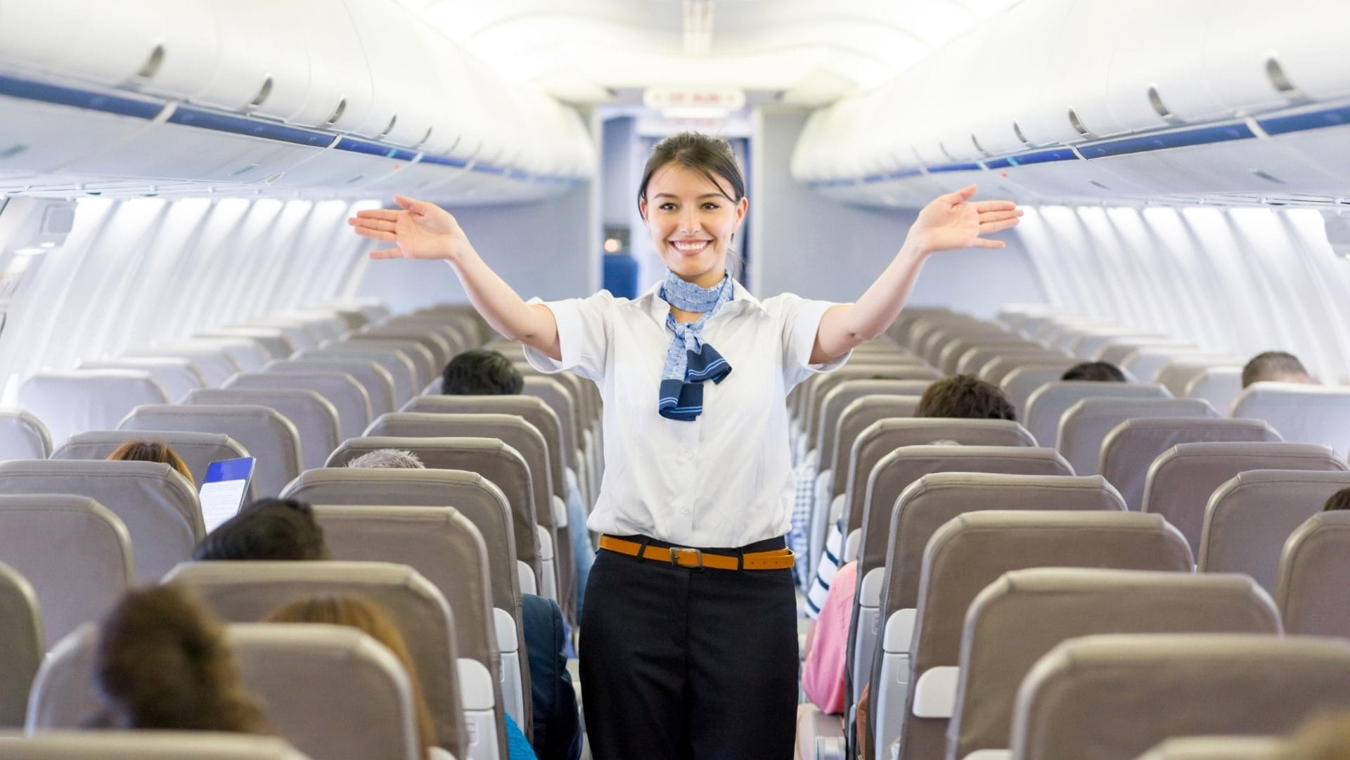 Il linguaggio "segreto" di hostess e steward: quali sono i gesti usati a bordo per comunicare