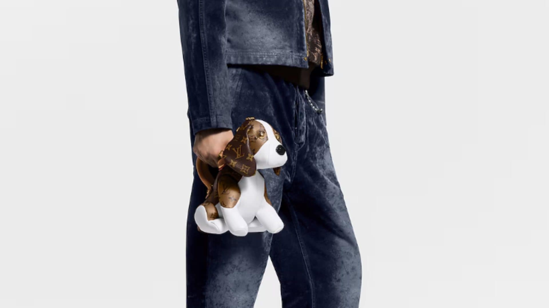 A spasso con un beagle di lusso: perché spendere 4600 euro per la borsa Louis Vuitton a forma di cane