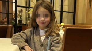 Luna Marì come mamma Belén: ha la sua borsetta trendy (ma non è griffata)