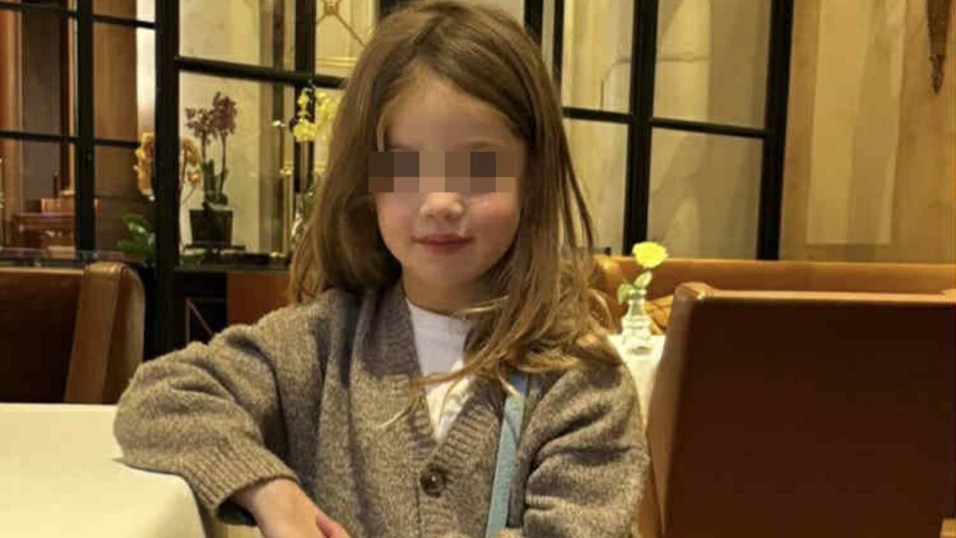 Luna Marì come mamma Belén: ha la sua borsetta trendy (ma non è griffata)