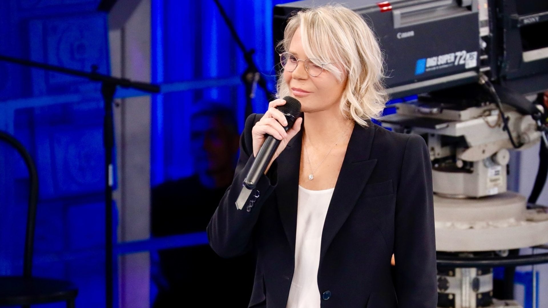 Il ritorno al nero di Maria De Filippi: ad Amici indossa la giacca dark (da quasi 2mila euro)