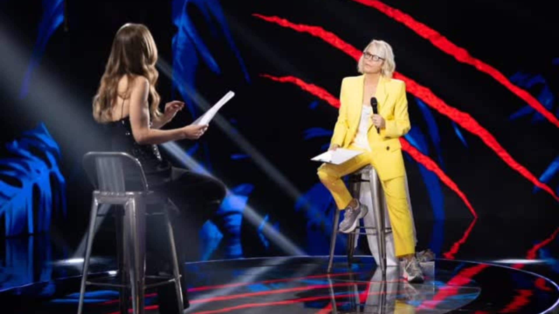 Maria De Filippi a Belve non rinuncia al colore: tailleur giallo in studio con Francesca Fagnani