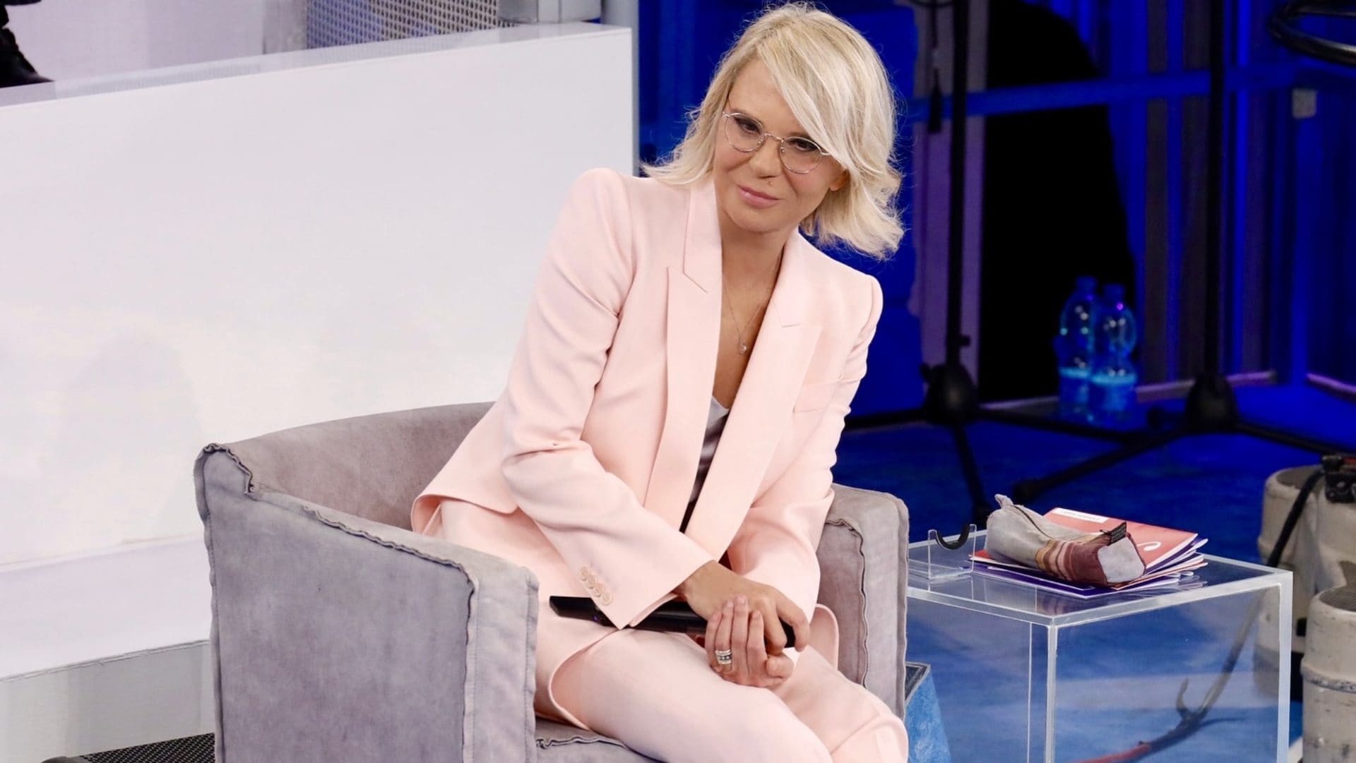 Chi ha firmato (e quanto costa) il tailleur rosa pastello indossato da Maria De Filippi ad Amici