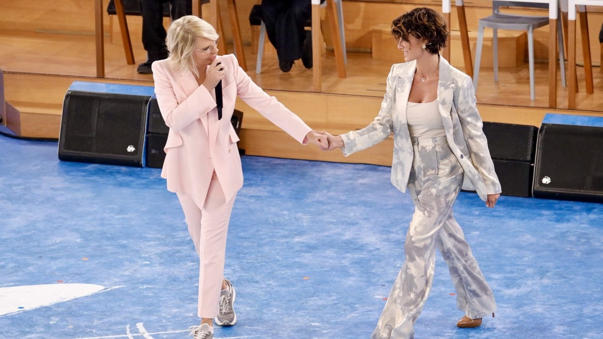 Maria De Filippi col tailleur rosa