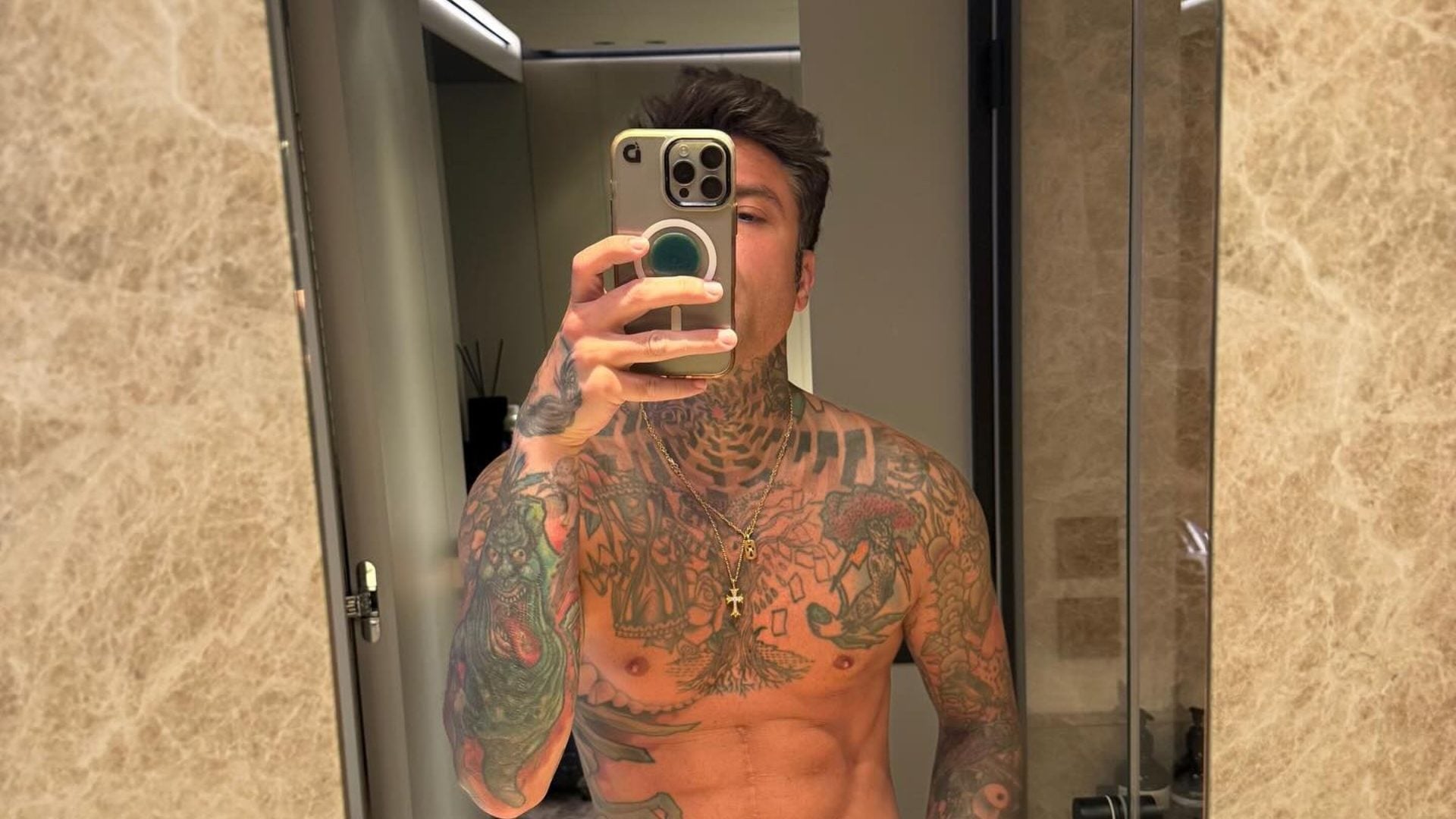 Fedez fa un nuovo tatuaggio sul fianco: qual è il significato simbolico del disegno "surreale"